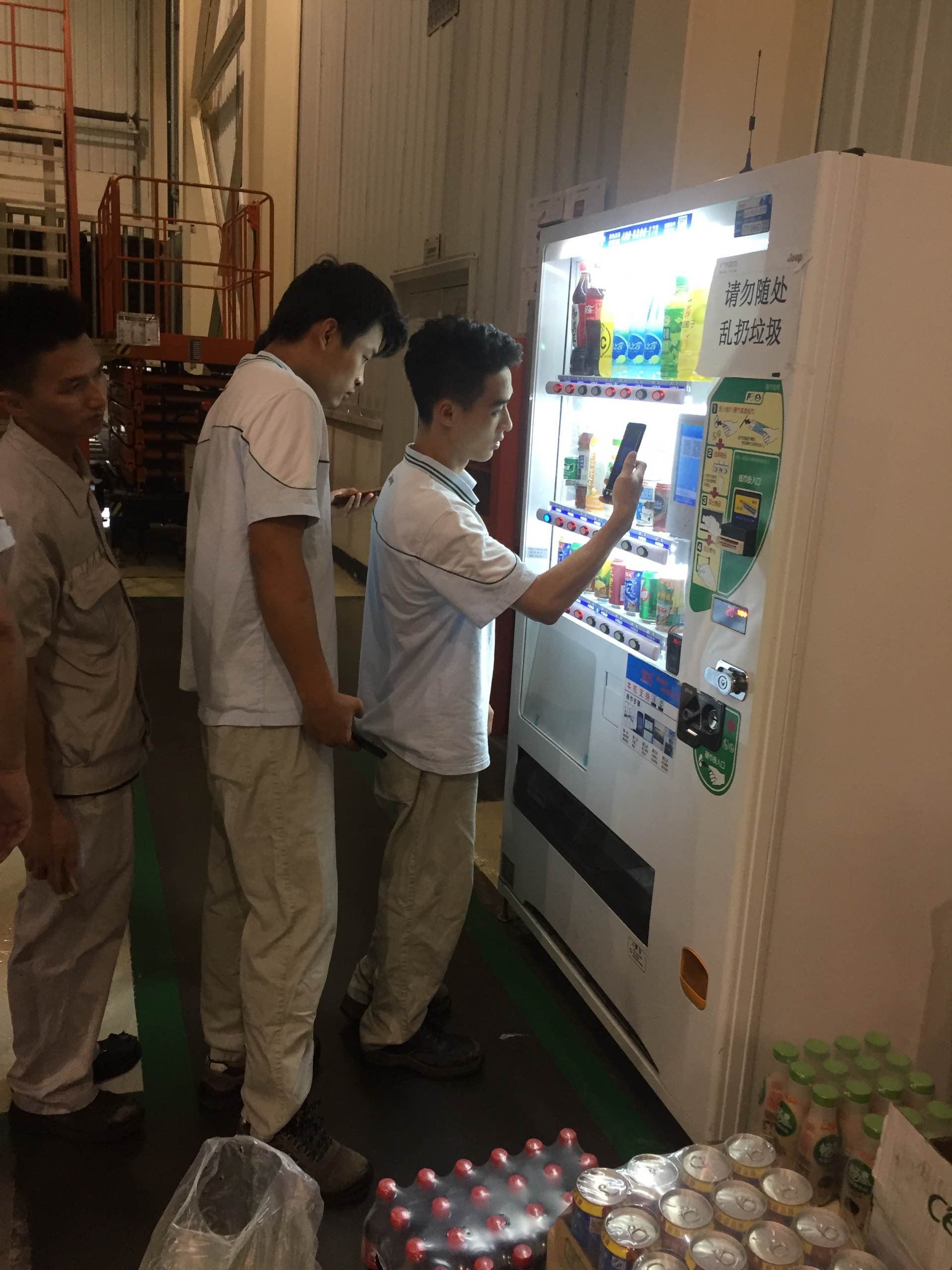 無人售貨機(jī)，自動售貨機(jī)，自助售貨機(jī)，自動販賣機(jī)，自助售賣機(jī)，富宏智能售貨機(jī)